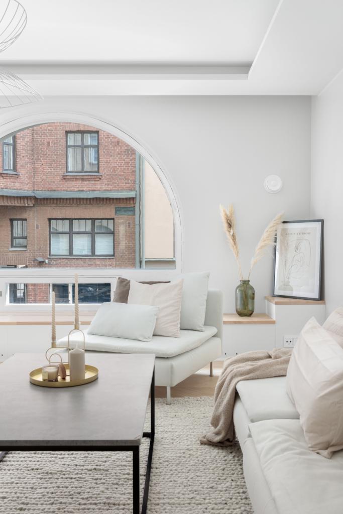 Bright renovated and well decorated apartment with an arch window